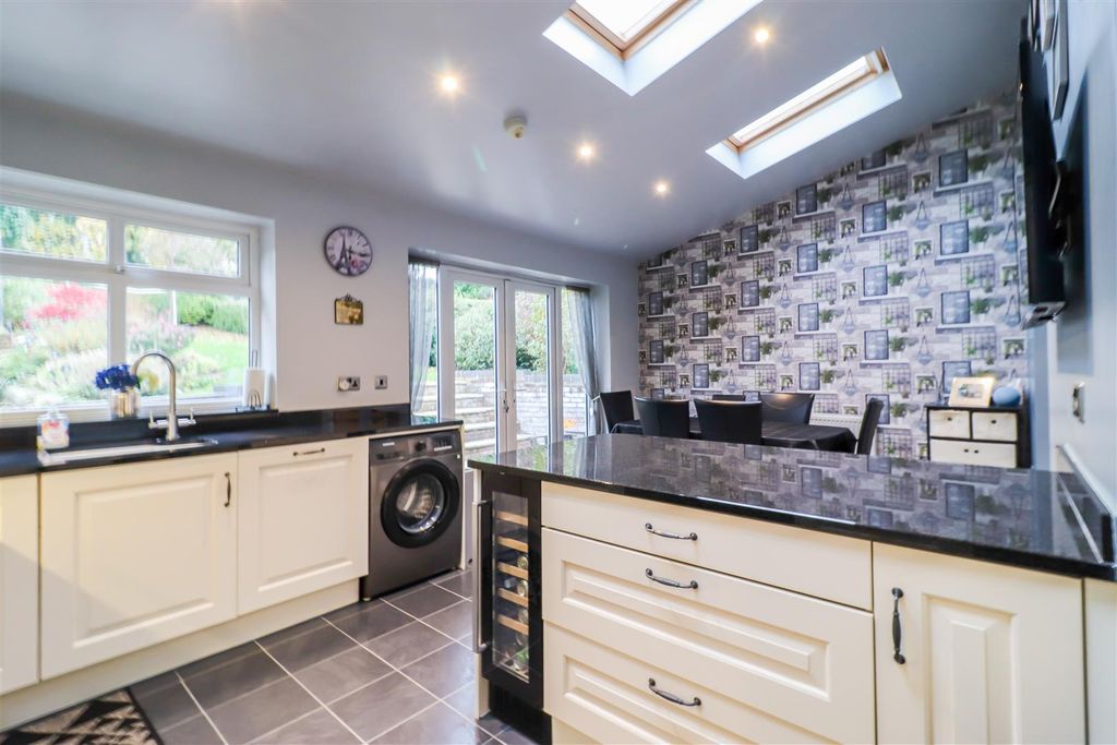 Property photo 3 of 17 Dining Kitchen