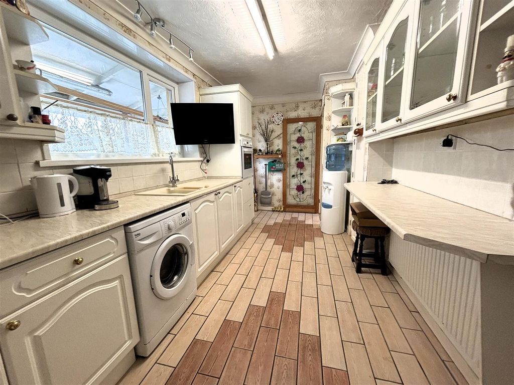 Property photo 3 of 17 Kitchen