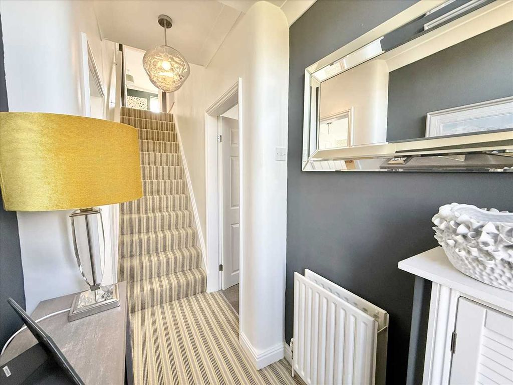 Property photo 3 of 33 Entrance Hallway