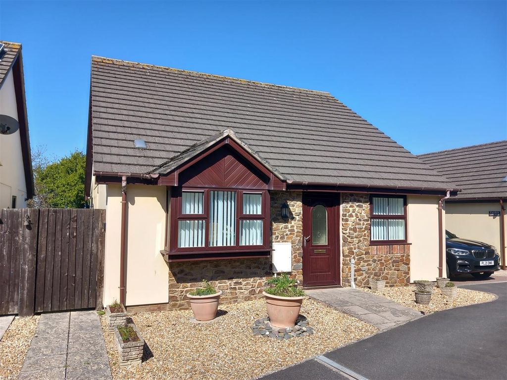 Property photo 2 of 14 5 Pebble Close Front.Jpg