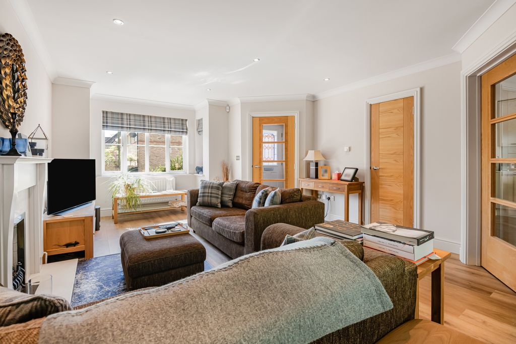 Property photo 3 of 18 Lounge