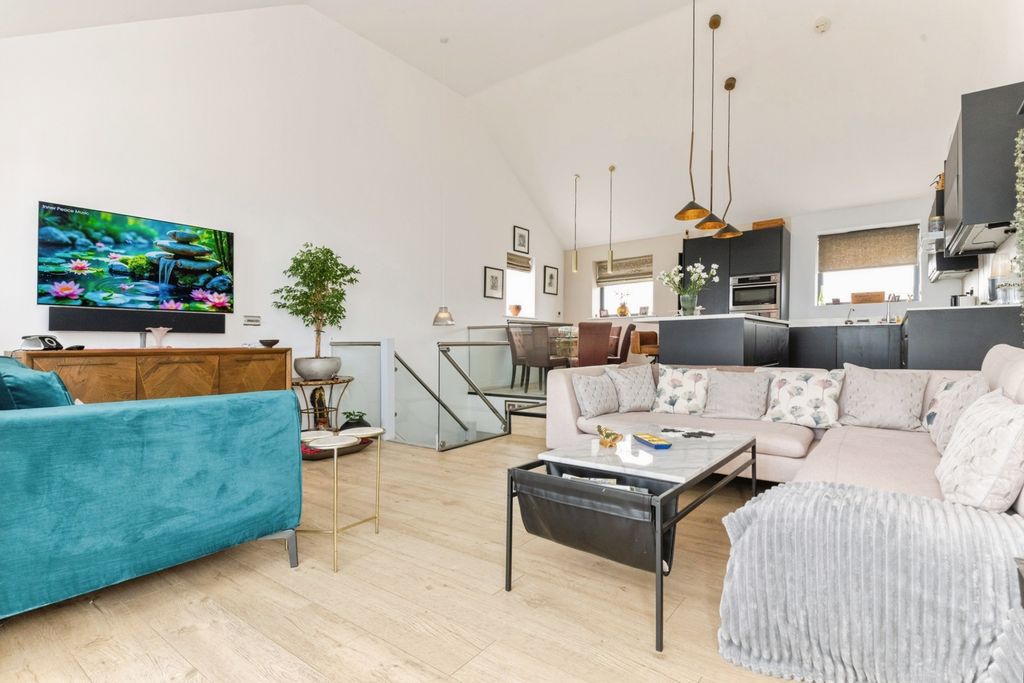 Property photo 2 of 21 Pbox-Img.Jpg
