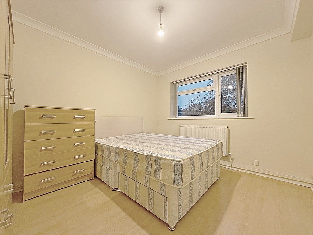 Property photo 3 of 8 Bedroom 1 Chosen