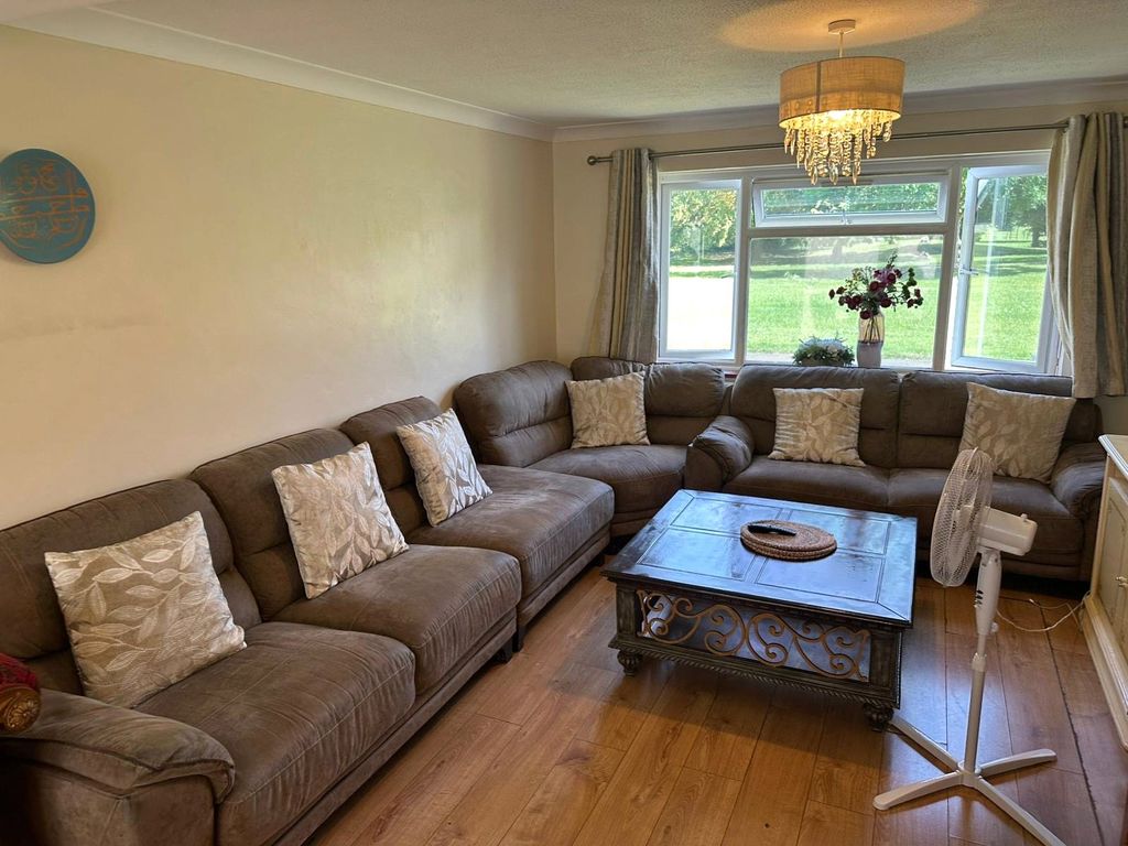 Property photo 2 of 9 Lounge