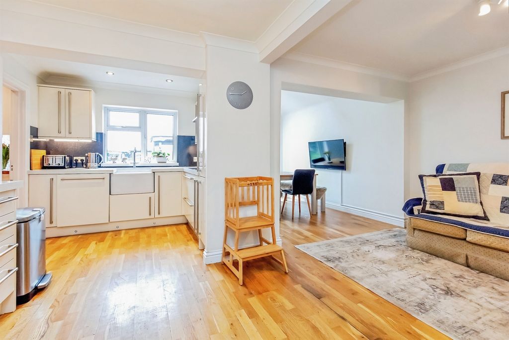 Property photo 2 of 20