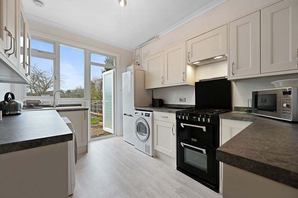 Property photo 3 of 11 6