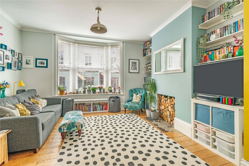 Property photo 2 of 11 Living Room