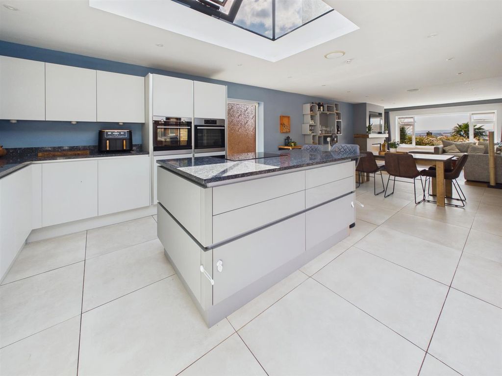 Property photo 2 of 27