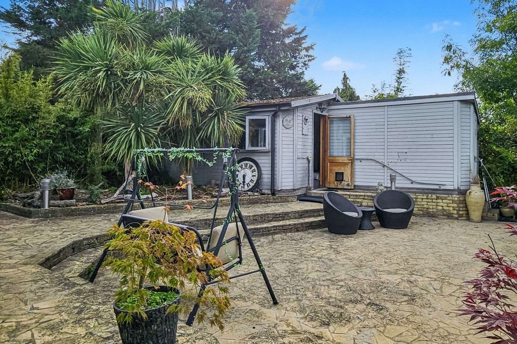 Property photo 3 of 19 10 Taggs Island, Hampton Court, Tw12 2Ha