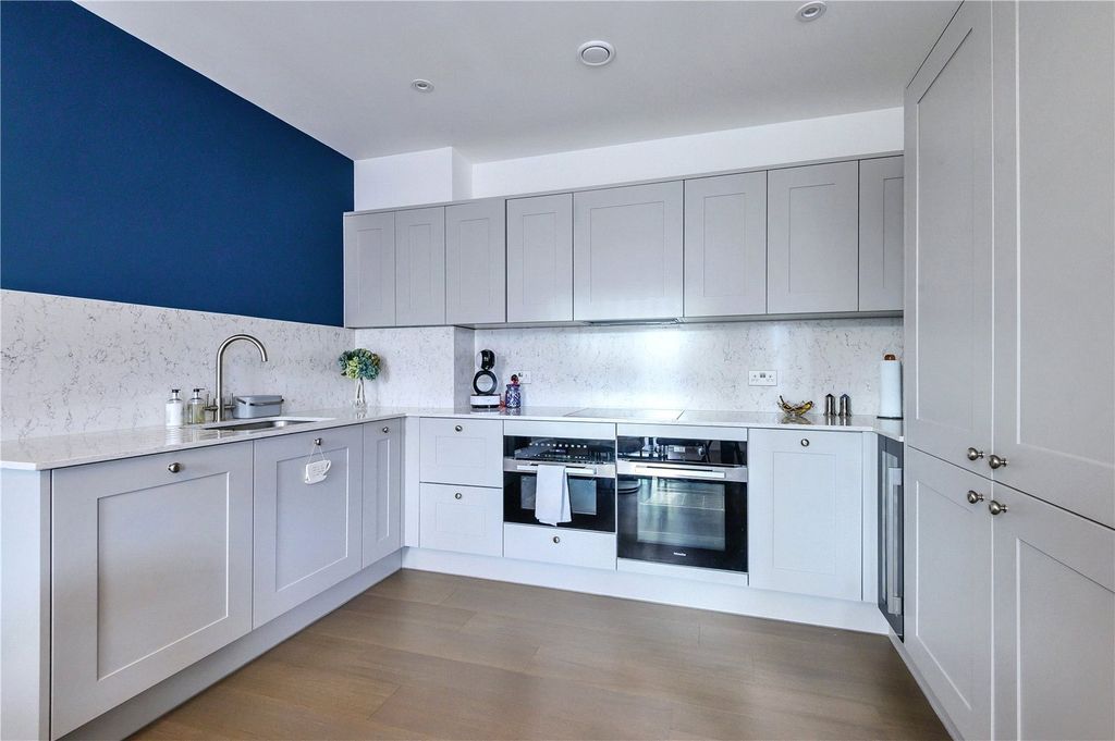 Property photo 3 of 11 Kitchen