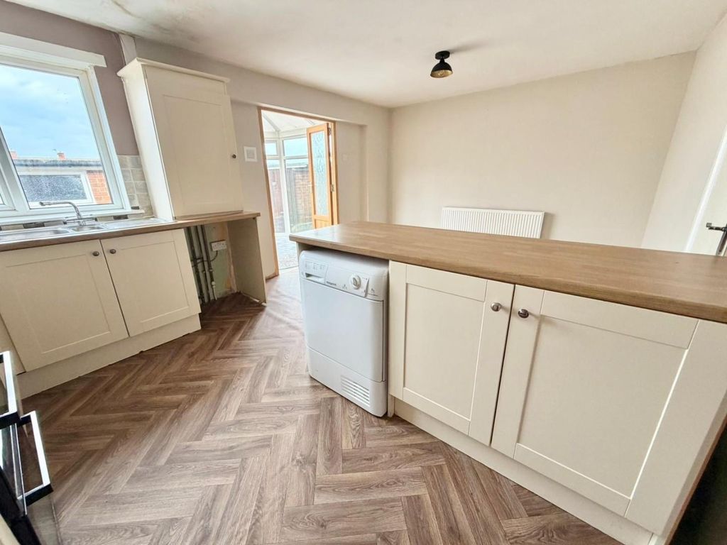 Property photo 2 of 11 Kitchen