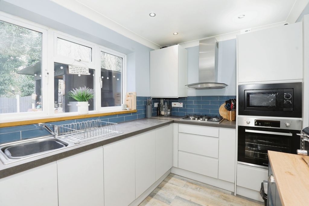 Property photo 3 of 16 Kitchen