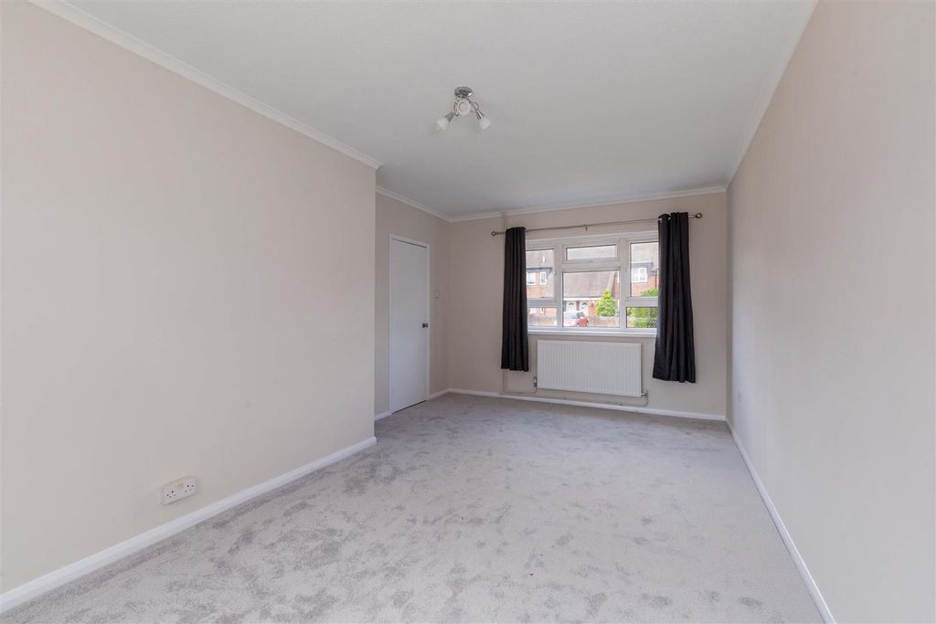 Property photo 3 of 13 21 Barnfield-9.Jpg
