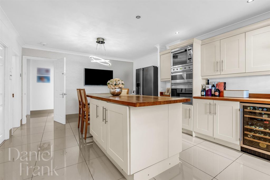 Property photo 2 of 30