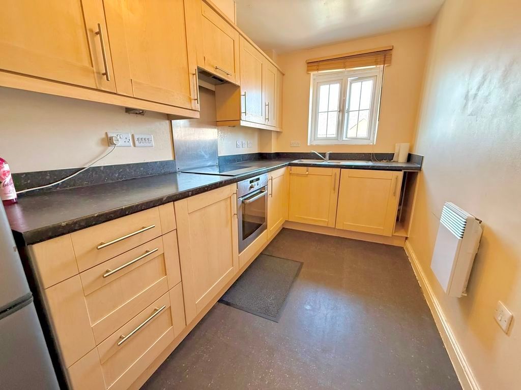 Property photo 3 of 11 Kitchen
