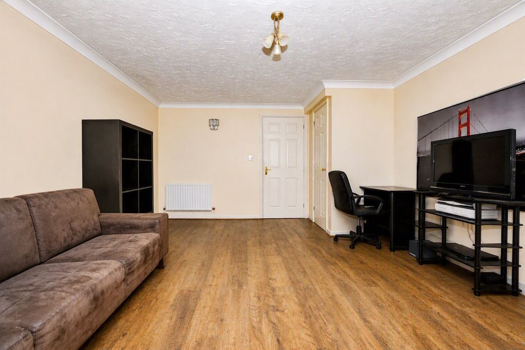 Property photo 3 of 12 Lounge