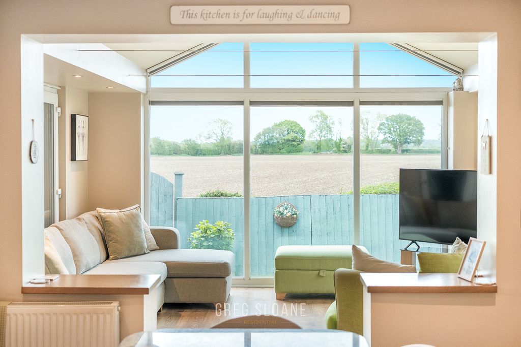 Property photo 3 of 29 1454807-36-6A0B5Ad3A79F8-Arw