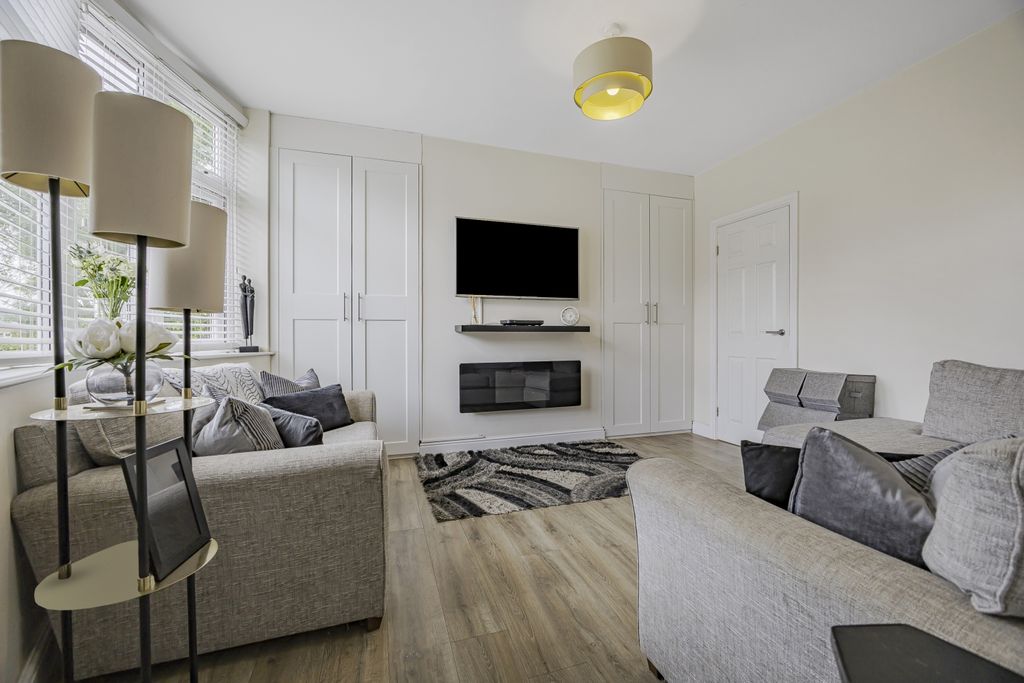 Property photo 3 of 17 Lounge