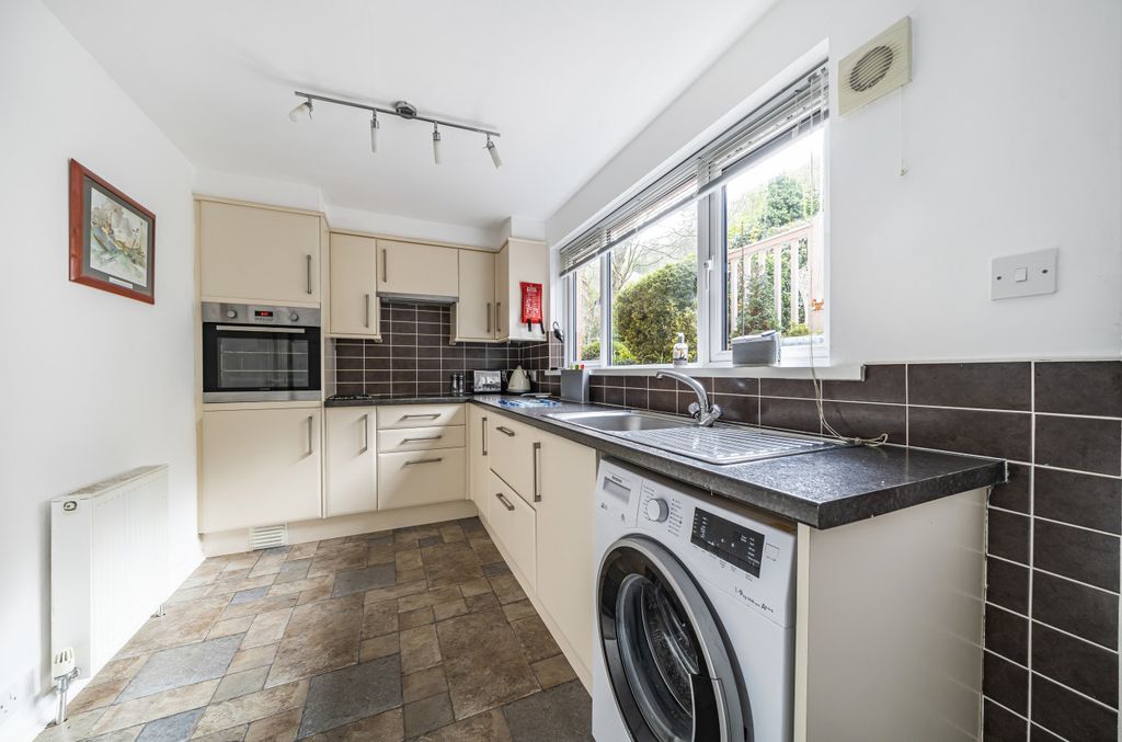 Property photo 3 of 10 Kitchen