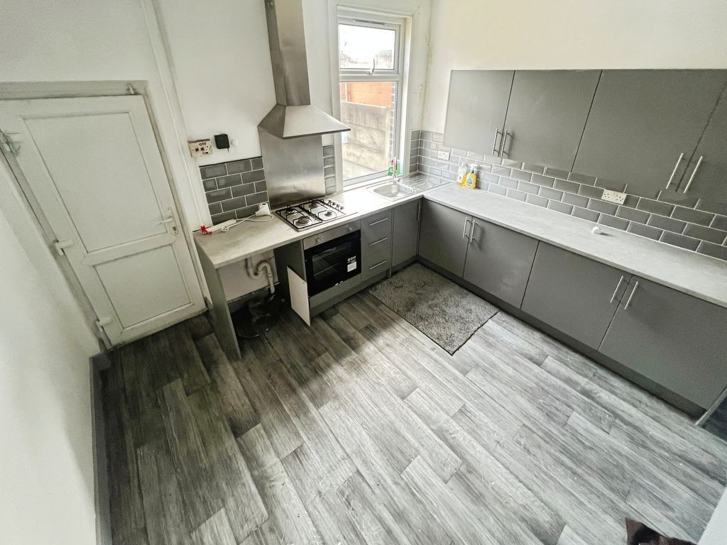 Property photo 3 of 10 Kitchen