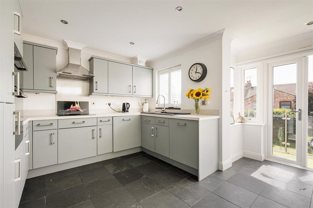 Property photo 3 of 32 Turpins Lane, Ig8