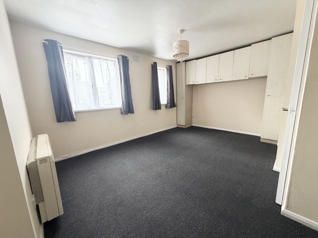 Property photo 1 of 8 Spacious Studio Flat To Rent – N9