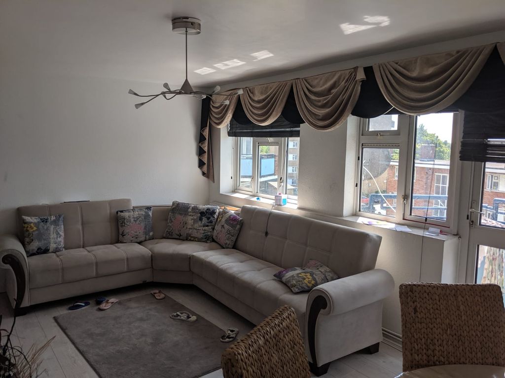 Property photo 1 of 14 3 Bed Flat To Rent Mount Pleasant, Ilford Ig1