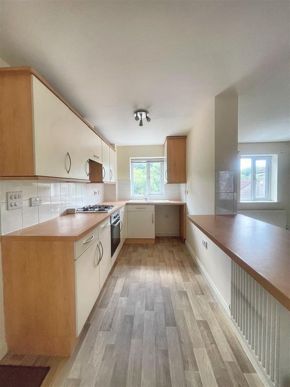 Property photo 3 of 11 Kitchen