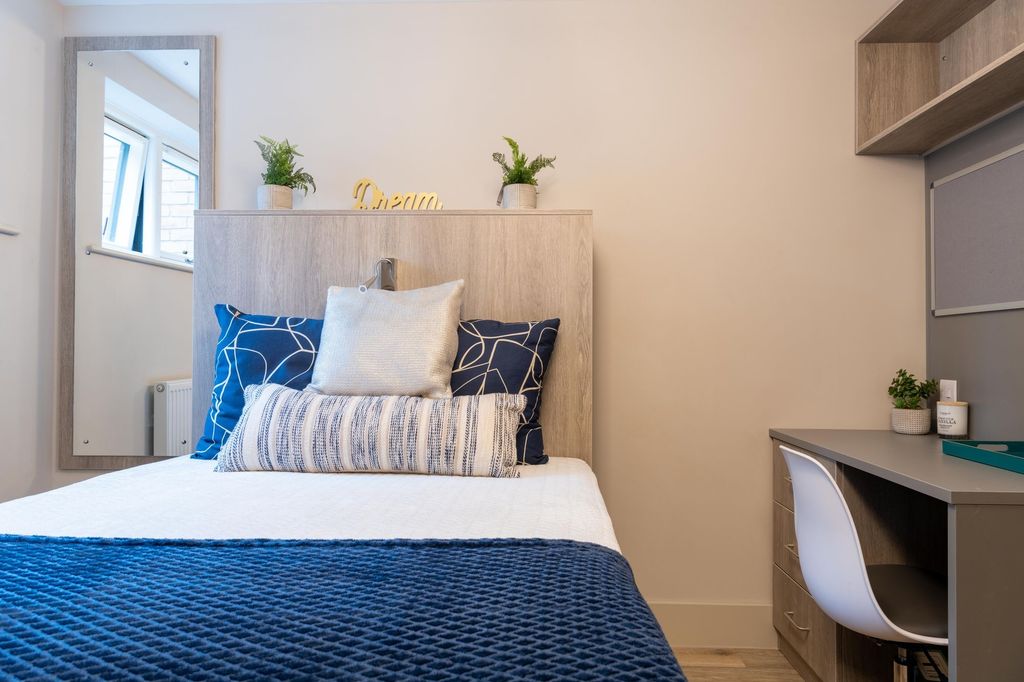 Property photo 1 of 3 Bright, Neatly Styled Single Bedroom With A Comfor...