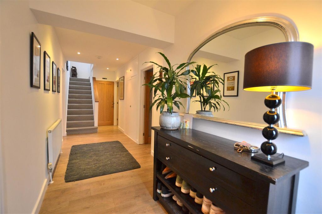 Property photo 3 of 32 Entrance Hall.Jpg