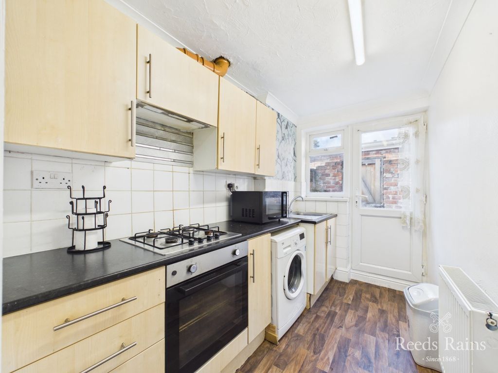 Property photo 3 of 12 Kitchen