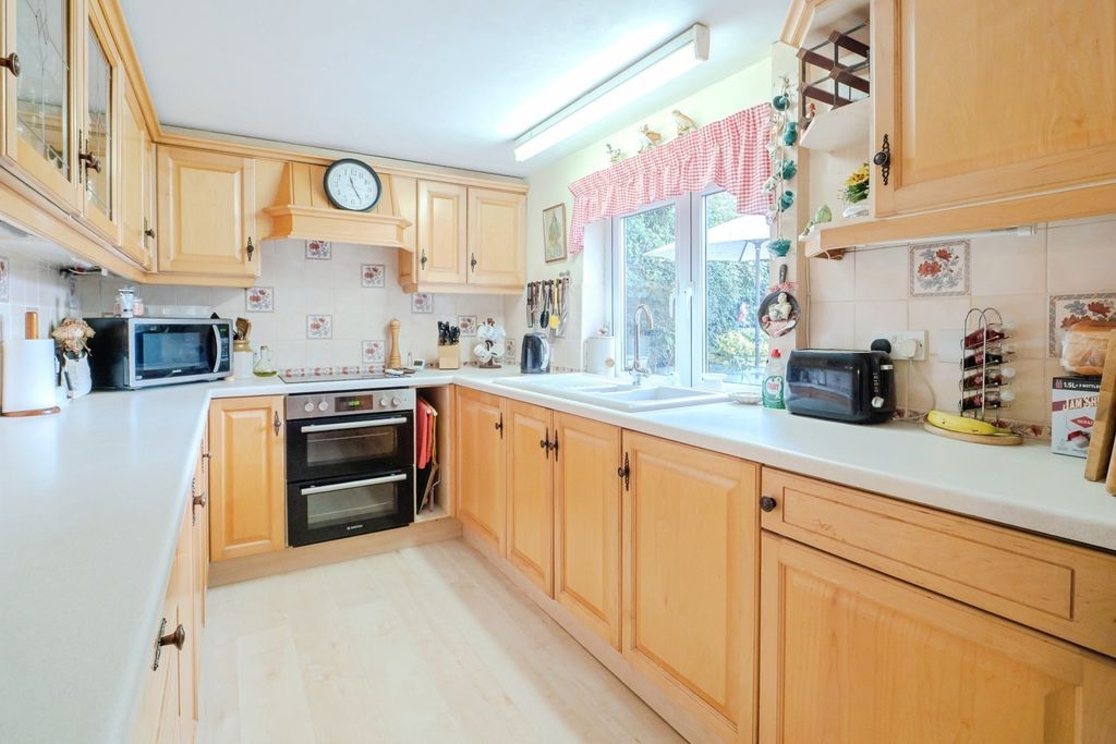 Property photo 3 of 18 Kitchen