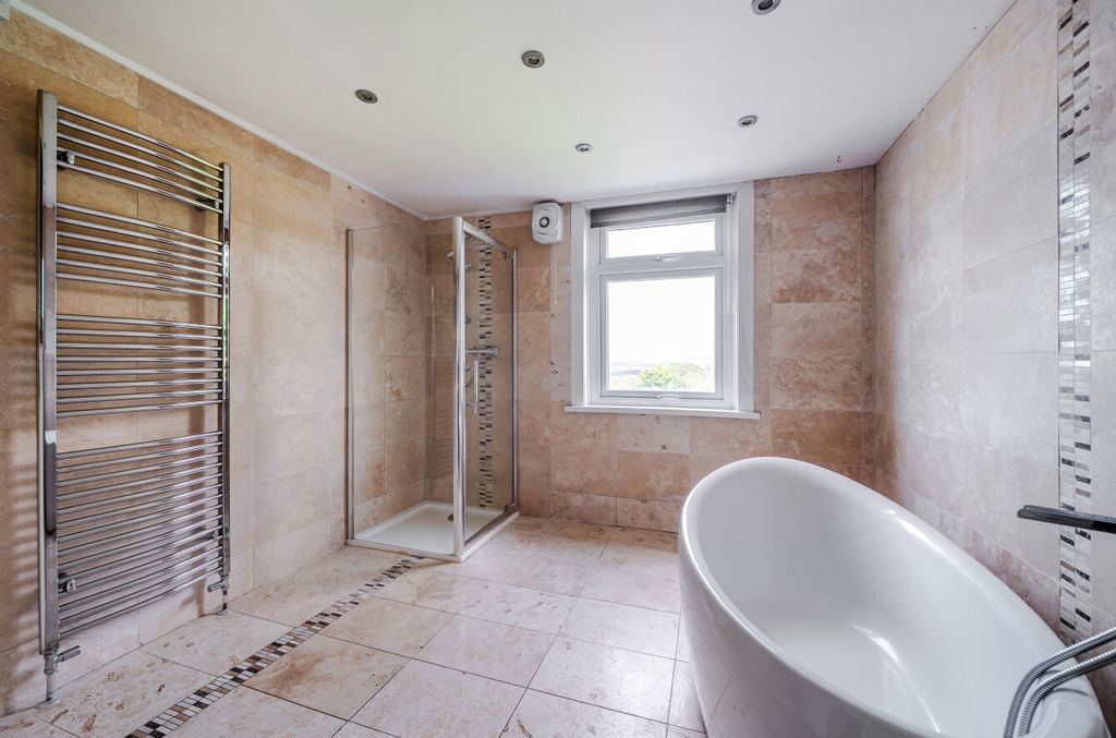 Property photo 2 of 24 1488530-13-6A5533...