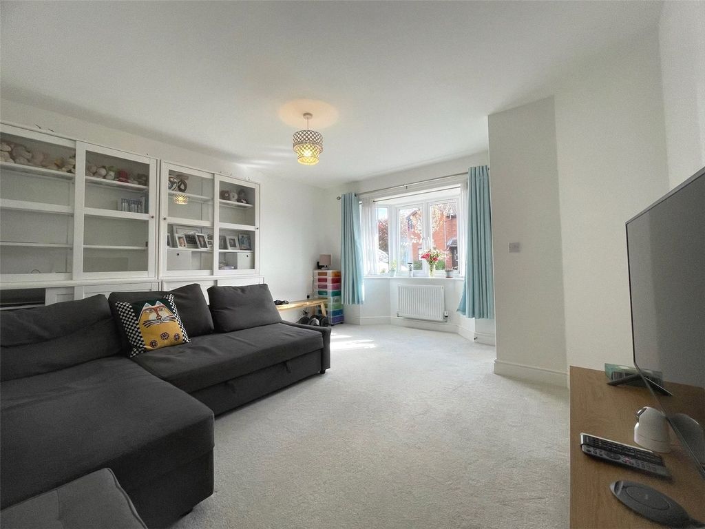 Property photo 2 of 17 Lounge