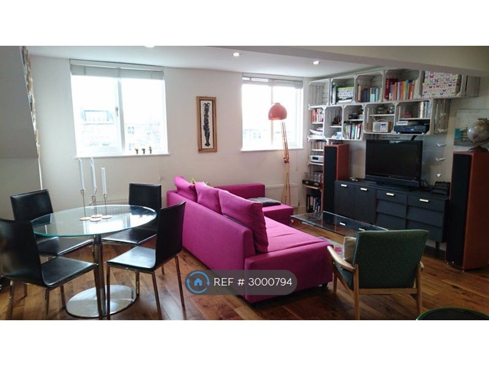 Property photo 3 of 16 Living Room / Open Kitchen