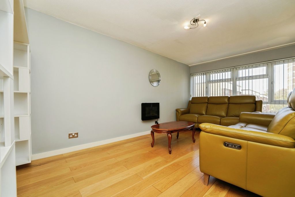 Property photo 3 of 6 Lounge