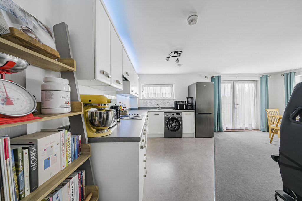 Property photo 3 of 18 Kitchen