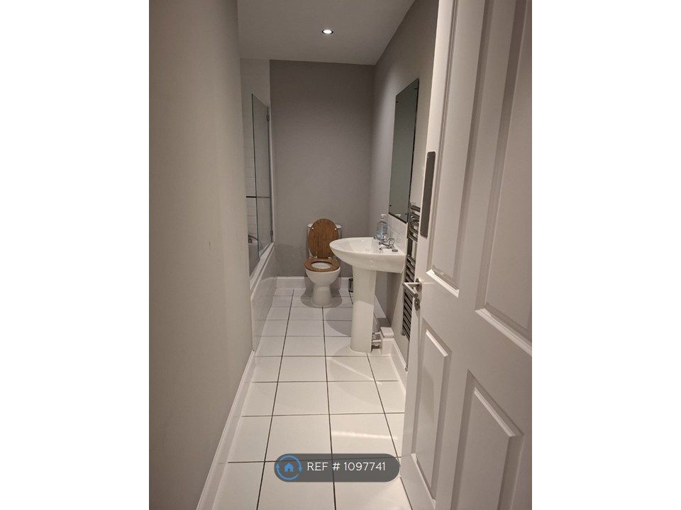 Property photo 3 of 10 Bathroom