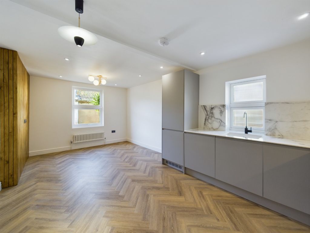 Property photo 2 of 18 5140782