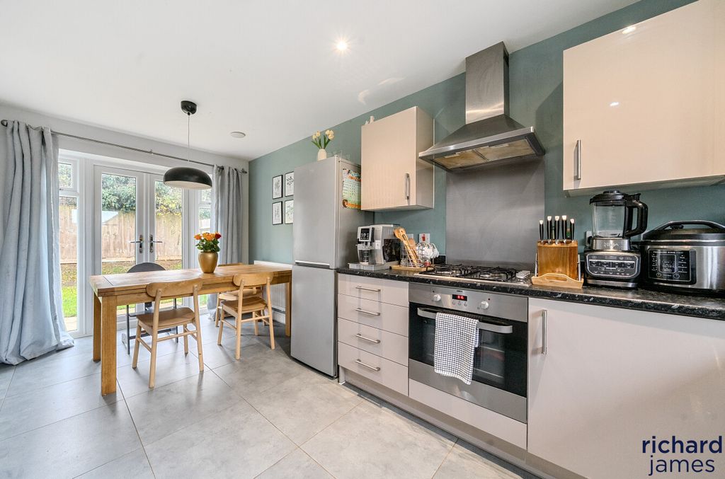 Property photo 2 of 16 E121862Af48c438F945E09682F7F9124