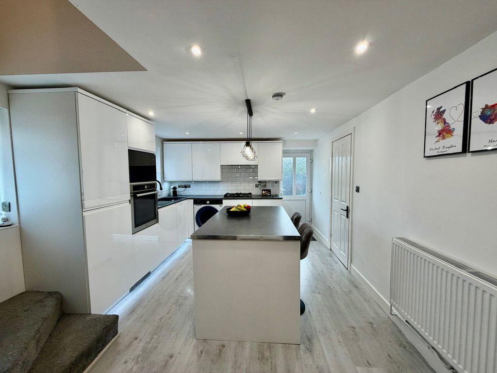 Property photo 2 of 35