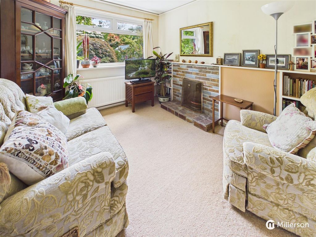 Property photo 3 of 18 Living Room