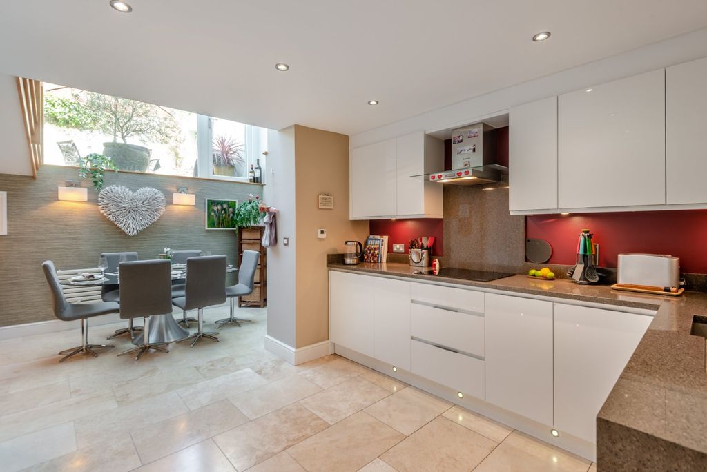 Property photo 3 of 18 Kitchen