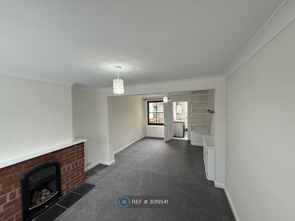 Property photo 2 of 16 Through Lounge