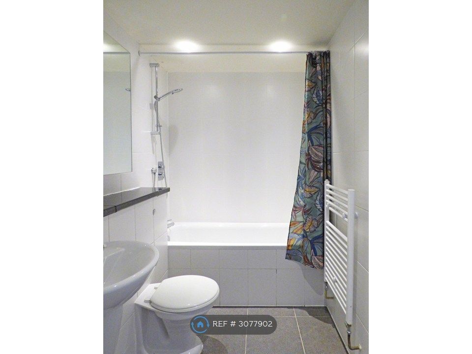 Property photo 2 of 10 Ensuite Bathroom 001