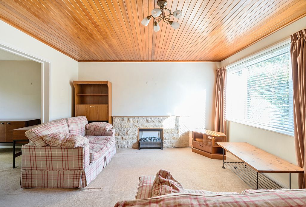 Property photo 3 of 16 Sitting Room