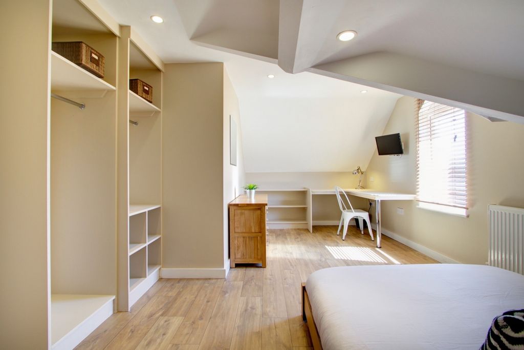 Property photo 3 of 7 Room 3