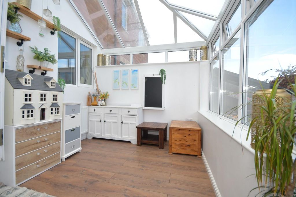 Property photo 3 of 17 Conservatory 02.Jpg