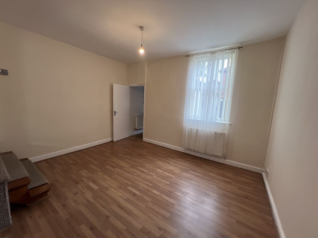 Property photo 3 of 11 Living Room