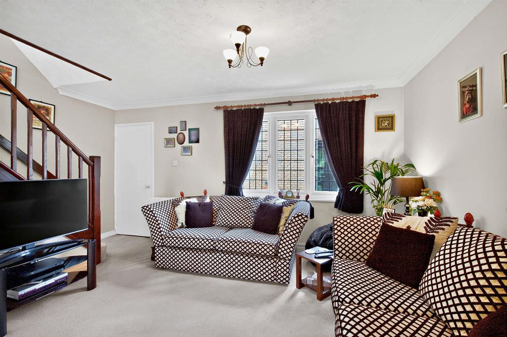 Property photo 2 of 11 8685608-Interior03-800.Jpg